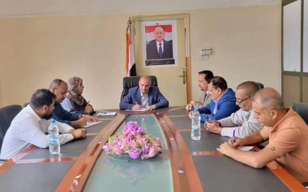 وكيل أول محافظة تعز يناقش مع مدير الصحة الإنجابية بوزارة الصحة الوضع الصحي بالمحافظة