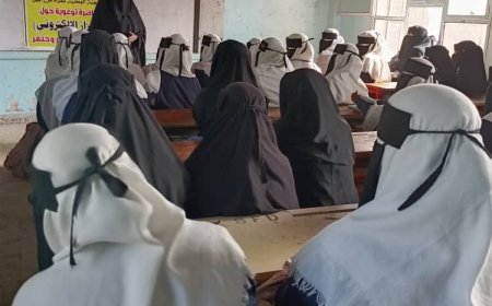 اللجنة الوطنية للمرأة تختتم محاضراتها التوعوية حول الإبتزاز الالكتروني بمدرسة سمية ام عمار بمنطقة المخزن.