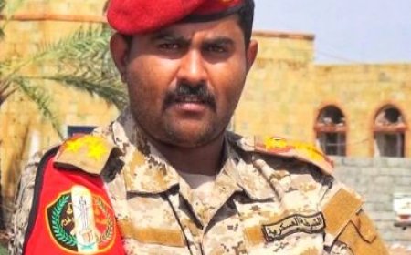 قائد الشرطة العسكرية فرع أبين يعزي بوفاة الشيخ عزب المحوري