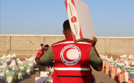 جمعية الهلال الأحمر اليمني فرع لحج توزع (450) سلة غذائية طارئة للنازحين بمديرية المسيمير ومخيم الأمل والحمراء