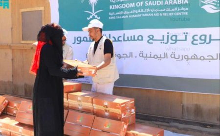 مركز الملك سلمان يوزع (3.000) كرتون تمر في مخيمات النازحين بالجوف