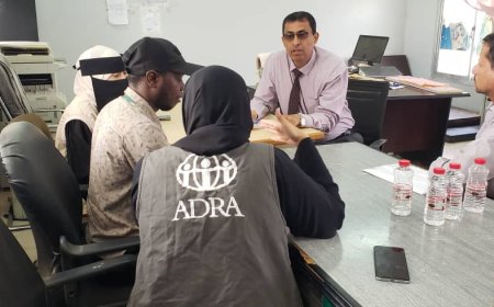 مدير عام مكتب الصحة العامة والسكان بلحج يلتقي بمنظمة أدرا ويناقش تدخلاتها بمركز بئر ناصر 