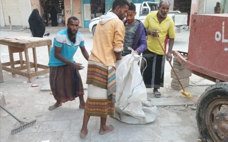 صندوق النظافة والتحسين بمديرية أحور ينفذ حملة نظافة لشارع المستشفى وسوق النساء