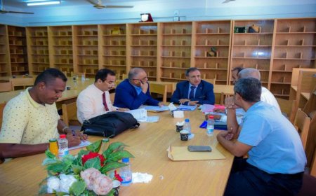 رئيس جامعة عدن يطلع من لجنة معالجة أوضاع منتسبي الجامعة على تقرير نشاطها
