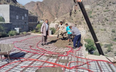 مدير عام يهر يتفقد العمل في مشروع بناء ثلاثة فصول دراسية بمدرسة 30 نوفمبر بيافع يهر