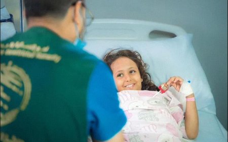 مركز الملك سلمان يجري (56) عملية جراحية في اليمن