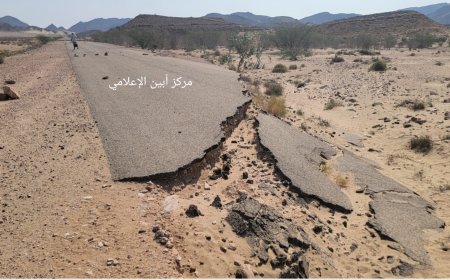 في "أحور" بأبين.. طرق تشكل خطراً على حياة الناس وتغيب عنها المعالجات