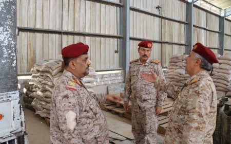 نائب رئيس هيئة الإسناد اللوجستي يطلع على سير العمل في القاعدة الإدارية بسيئون