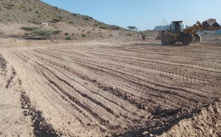 لحج.. ممثل السلطة المحلية بالمسيمير يتفقد المشاريع التي ينفذها مكتب الفاروق للمقاولات بالمديرية