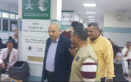 مدير صحة عدن يتفقد المخيم الطبي الجراحي المجاني للعيون بمستشفى مكة