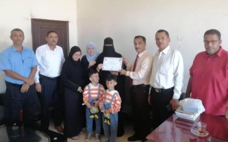 كلية التربية عدن تكرم إحدى طالباتها لمساهمتها في تطوير عمل المكتبة