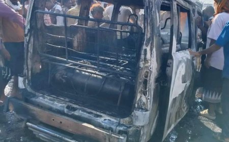 نيران تلتهم باص ركاب بعدن (صور) 