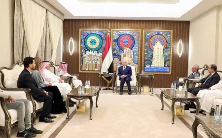 رئيس مجلس القيادة يستقبل قيادة فرقة الأوركسترا اليمنية