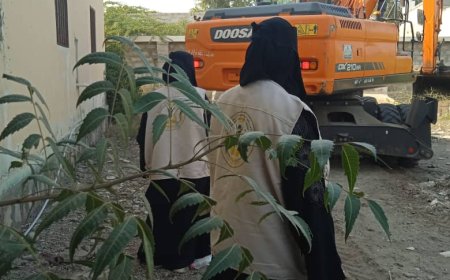 فريق مؤسسة سفراء الخير تعيد تأهيل مشروع الصرف الصحي بروضة أول مايو بأبين 