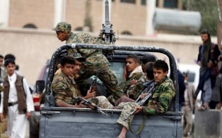 قنابل موقوته للإنفجار.. مليشيات الحوثي تخضع طلاب الثانوية للتدريب وتعليم فنون القتال في صنعاء..