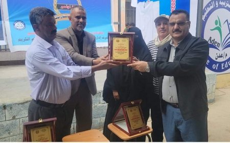 بمناسبة الذكرى ( 57 ) لعيد الإستقلال ( 30 ) من نوفمبر المجيد..  وكيل عدن "مبجر" ومدير عام المنصورة يحضران الحفل الفني بثانوية النعمان للبنين