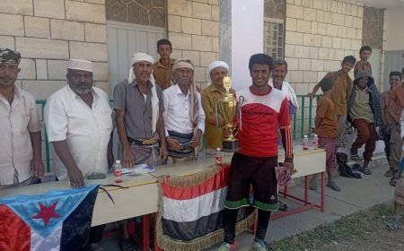 انتقالي مودية يختتم منافسات كأس الاستقلال للبطولة الخماسية لكرة القدم المدرسية بمجمع أبوحاتم الثانوي