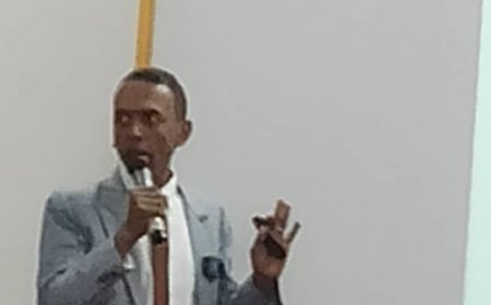 الباحث علاء فروة يشارك بورقة عمل عن مؤشرات وارقام انتشار المخدرات بين اوساط الشباب في اليمن خلال المؤتمر الدولي في عدن