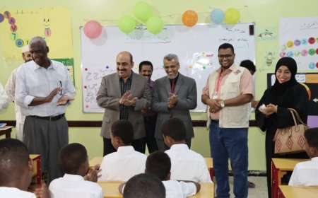مدير مكتب وزارة التربية والتعليم بالمحافظة يفتتح برنامج التعليم التعويضي التسريعي بمدرسة الاستقلال للتعليم الأساسي بمديرية المكلا