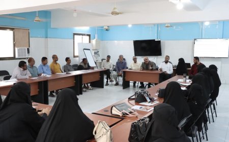 المدير باعباد يفتتح الدورة التدريبية لمعلمي مادة اللغة الإنجليزية لعدد (24) معلماً ومعلمة بمجمع الزهراء