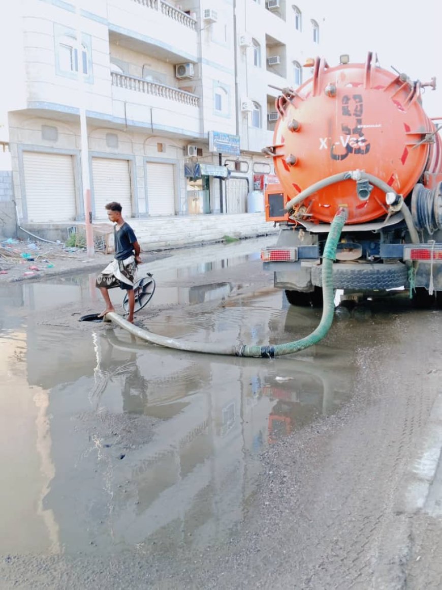 بدأ أعمال رفع مياه الصرف الصحي في البريقة عقب طفحها جراء نفاذ الوقود