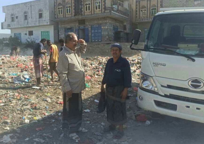 مدير عام لودر يطلع على أداء عمال صندوق النظافة ويشيد بجهودهم