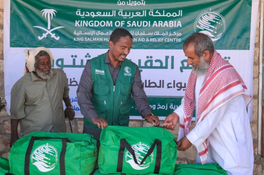 حضرموت.. مدير عام زمخ ومنوخ يدشن توزيع "الحقيبة الشتوية" بتمويل مركز الملك سلمان للإغاثة