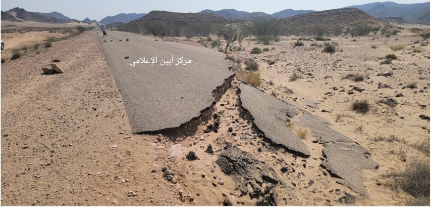 في "أحور" بأبين.. طرق تشكل خطراً على حياة الناس وتغيب عنها المعالجات