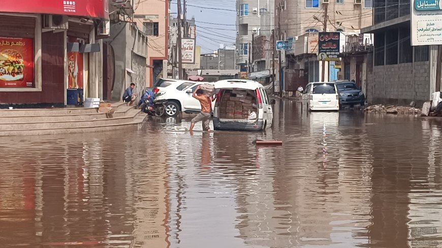 نائب محافظ عدن يتفقد سير العمل بحملات شفط مياه الأمطار