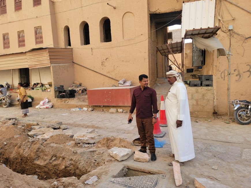 بحضور مدير عام المديرية.. مكتب الاشغال العامة بتريم يقوم بمشروع تبديل مواصير الصرف الصحي المتهالكة بمنطقة السوق وسط المدينة