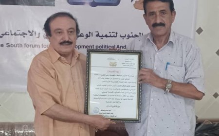 رئيس هيئة رعاية أسر الشهداء والمناضلين يكرم المناضل قاسم عسكر