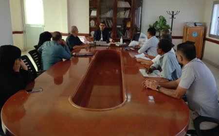 مدير عام مكتب الصحة العامة والسكان بلحج يناقش تدخلات منظمة كير بمديرية تبن والملاح 