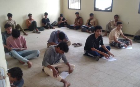 ثانوية سواحل زنجبار مدرسين ينحتون في الصخر  وطلاب يفترشون الأرض