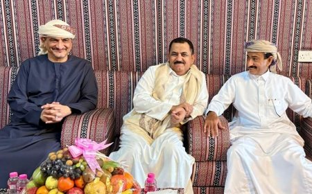 وزير الدفاع ومحافظ عدن يزوران المحافظ بن الوزير في منزله بأبوظبي