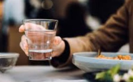 فوائد شرب الماء الدافئ صباحًا على الريق.. تعرف عليها