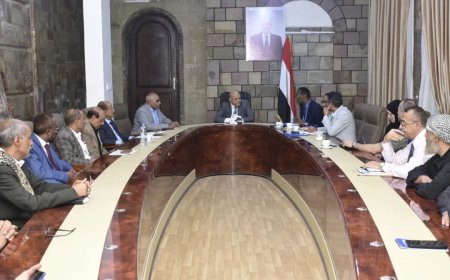 محافظ تعز يبحث مراجعة آليات المساعدات الغذائية مع وفد الغذاء العالمي 