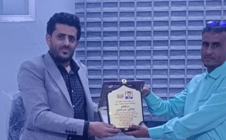 منسق عام مكتب محافظة أبين للمنظمات الدولية والمحلية يمنح هذا الطبيب درع الإخلاص