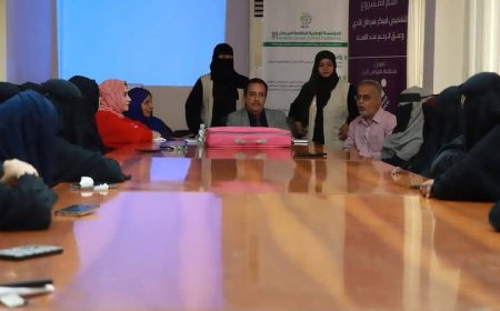 تنظيم محاضرات توعوية بمكافحة سرطان الثدي وعنق الرحم لموظفات شركة النفط بعدن