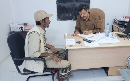 مدير عام رضوم يناقش مع ضابط التيسير لمشروع صرف الحوالات النقدية والتحضير لصرف المستحقات