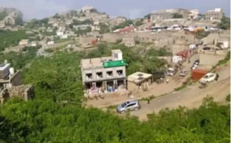جماعة الحوثي ترتكب جريمة إنسانية..وتفجير منزل إعلامي بداخله أطفال ونساء بهذه المديرية.