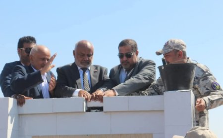 وزير العدل ومحافظ الحديدة  يضعان حجر الأساس للمجمع القضائي في الخوخة