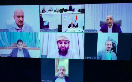 الرئاسي اليمني يستعرض مستجدات الاقتصاد ويضع حلولاً للتحديات الإنسانية