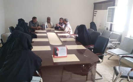 مدير عام مديرية ميفعة يلتقي بمكتبه بمجموعة من المواطنين والمواطنات المطالبين بمساعدات إغاثية