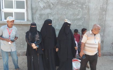مديرة إدارة التثقيف والاعلام الصحي في تزول ميداني لتفقد حملة التحصين ضد مرض بمديرية المضاربة بلحج