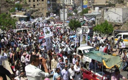 ينذر بثورة مسلحة.. الآلاف من المسلحين وسط مدينة إب يطالبون برحيل مليشيات الحوثي