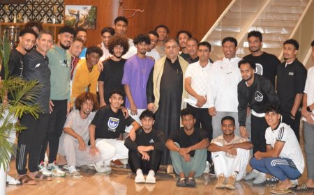 الشيخ أحمد العيسي يزور بعثة المنتخب الوطني في الدوحة