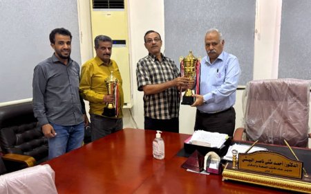 مدير عام الصحة يهنئ فريق صحة المنصورة بكأس مسابقة الذكاء والسرعة في عدن 
