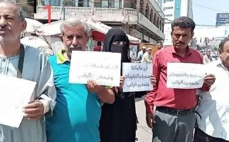 وقفة احتجاجية للموظفين النازحين امام السلطة المحلية بتعز