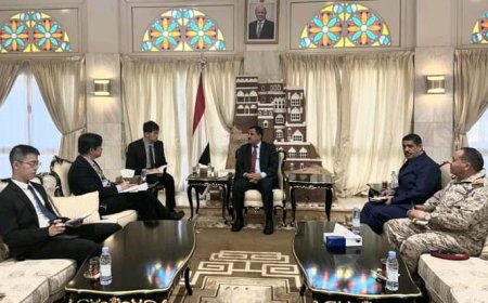 وزير الدفاع يبحث مع القائم بأعمال السفارة الصينية مستجدات الوضع في اليمن  