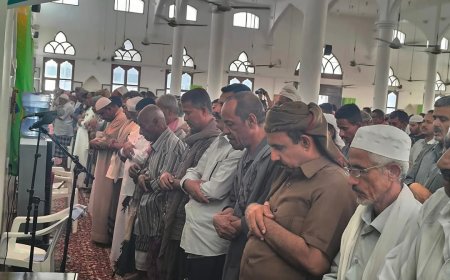 محافظ حضرموت وقائد المنطقة العسكرية الثانية يشهدان مراسم تشييع شهيد الواجب المساعد أول سعيد عبدالله بارجاش